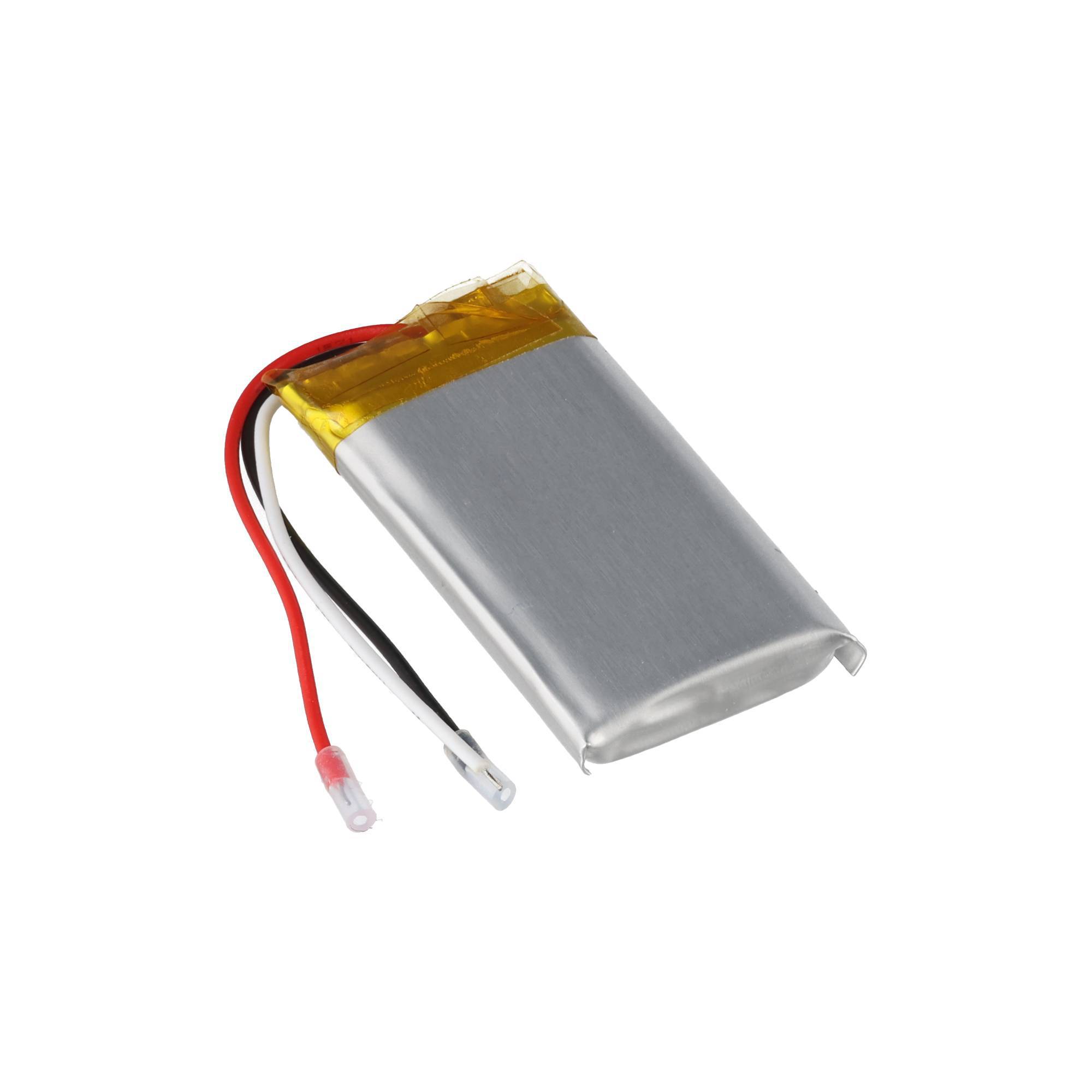 Kleine silberne Lithium-Polymer-Akkupack mit roten und schwarzen Drähten auf weißem Hintergrund.