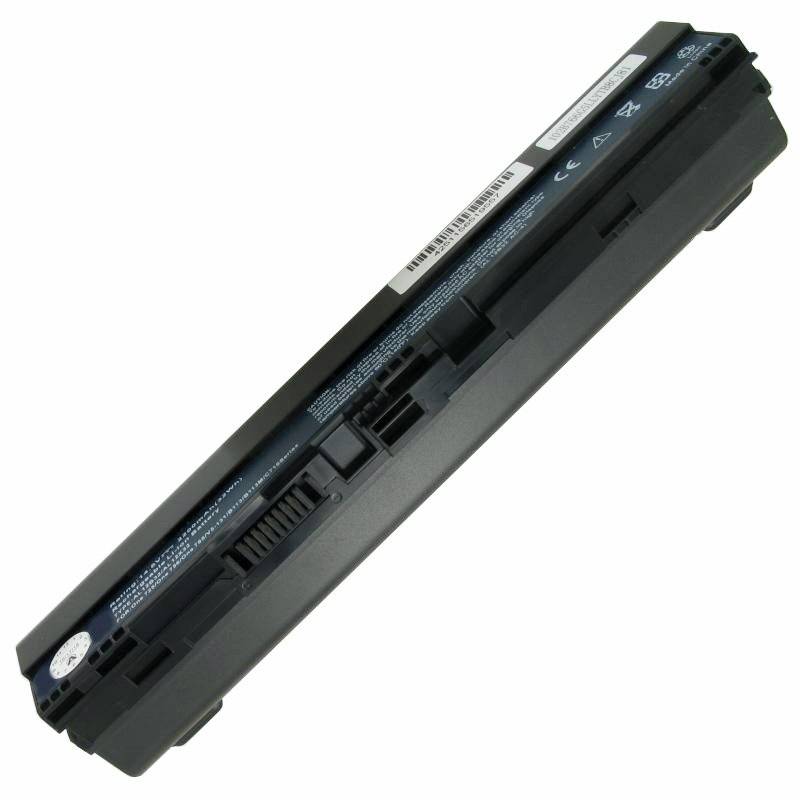 Schwarzer Laptop-Akku auf weißem Hintergrund, diagonal angewinkelt.