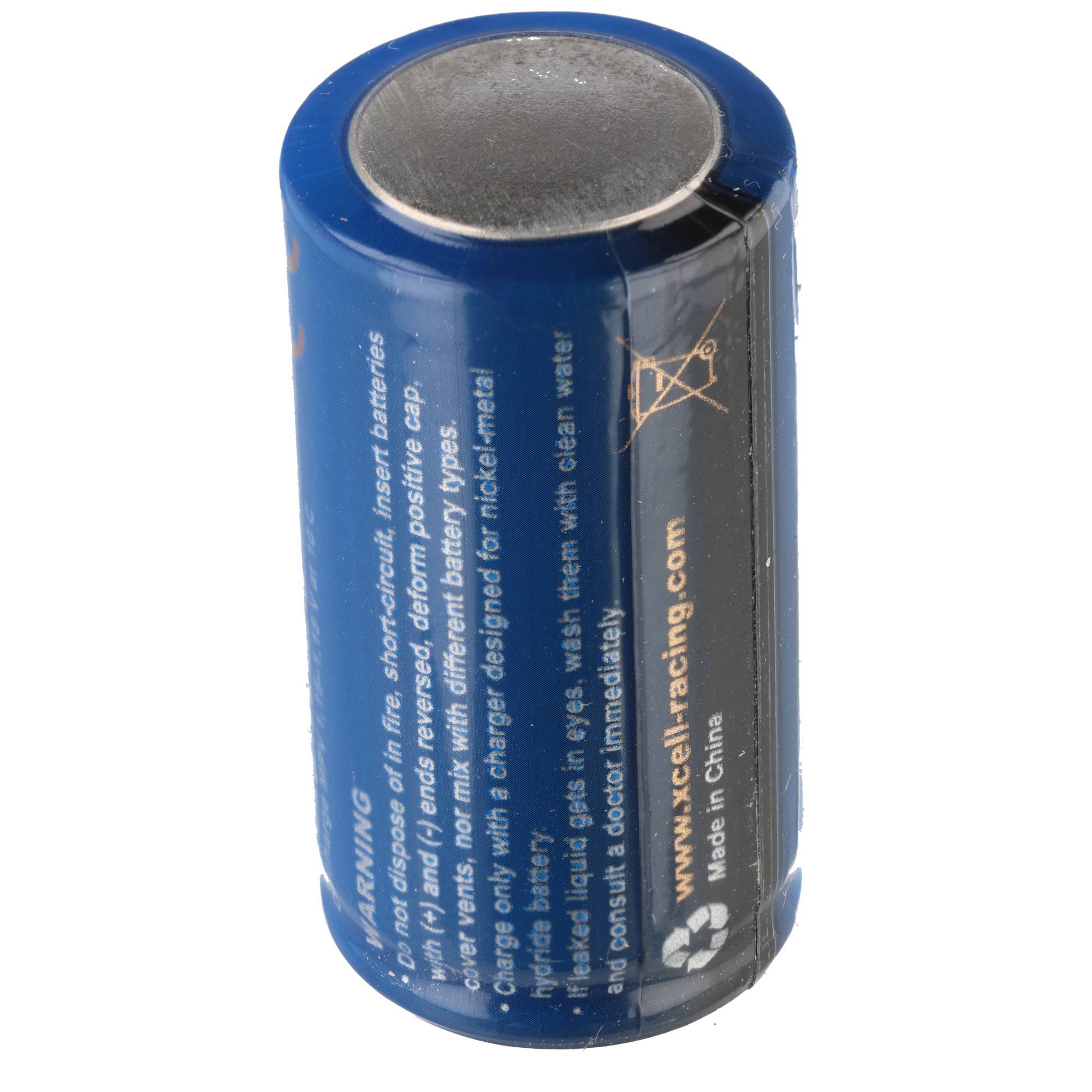 Nahaufnahme einer blauen zylindrischen wiederaufladbaren Batteriezelle mit aufgedruckten Warnhinweisen und einem Recycling-Symbol.
