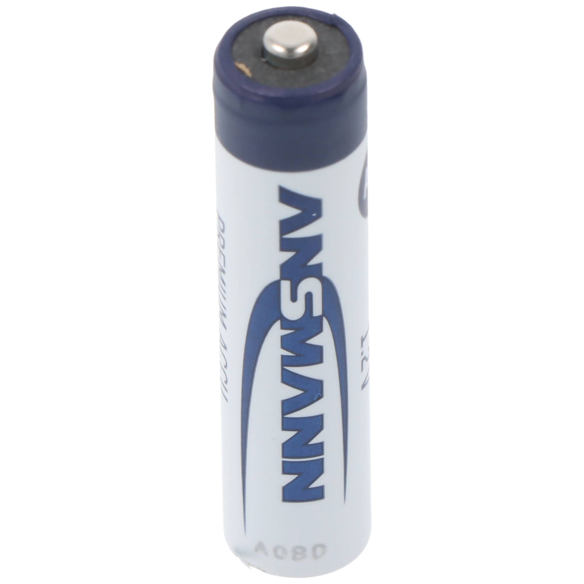 Eine einzelne ANSMANN Wiederaufladbare Batterie aufrecht auf weißem Hintergrund.