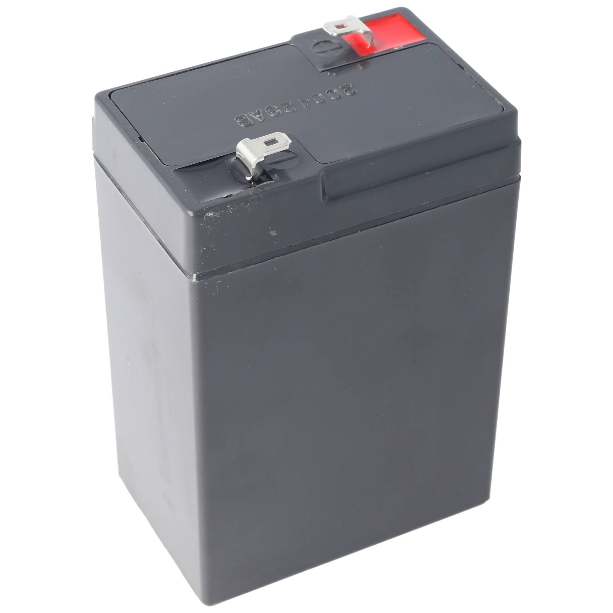 Schwarze rechteckige Batterie mit Anschlüssen oben, auf weißem Hintergrund dargestellt.