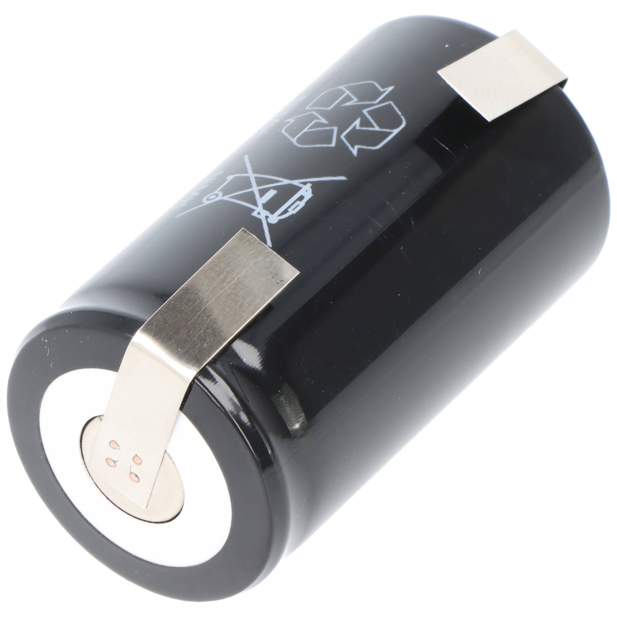 Schwarze zylindrische wiederaufladbare Batteriezelle mit Metalllaschen und Recycling-Symbol auf weißem Hintergrund.