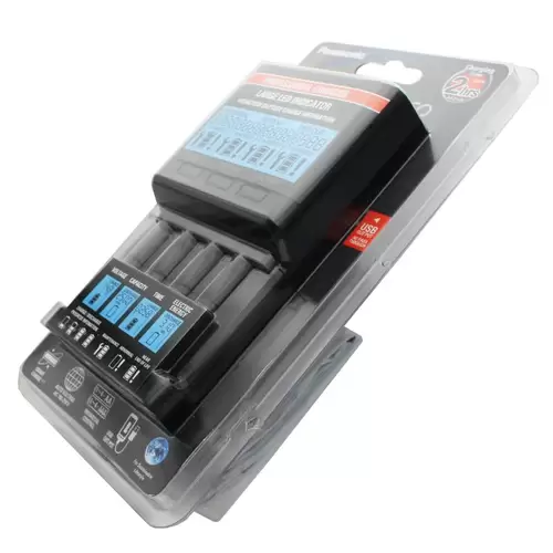 Panasonic eneloop Ladegerät BQ-CC65 inkl. LCD-Display, 4 eneloop Standard AAA Micro und AccuCell Akkubox Blue Panasonic eneloop Ladegerät BQ-CC65 inkl. LCD-Display, 4 eneloop Standard AAA Micro und AccuCell Akkubox Blue