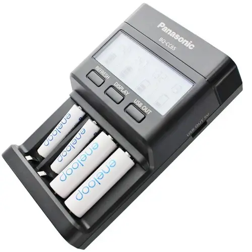 Panasonic eneloop Ladegerät BQ-CC65 inkl. LCD-Display, 4 eneloop Standard AAA Micro und AccuCell Akkubox Blue Panasonic eneloop Ladegerät BQ-CC65 inkl. LCD-Display, 4 eneloop Standard AAA Micro und AccuCell Akkubox Blue