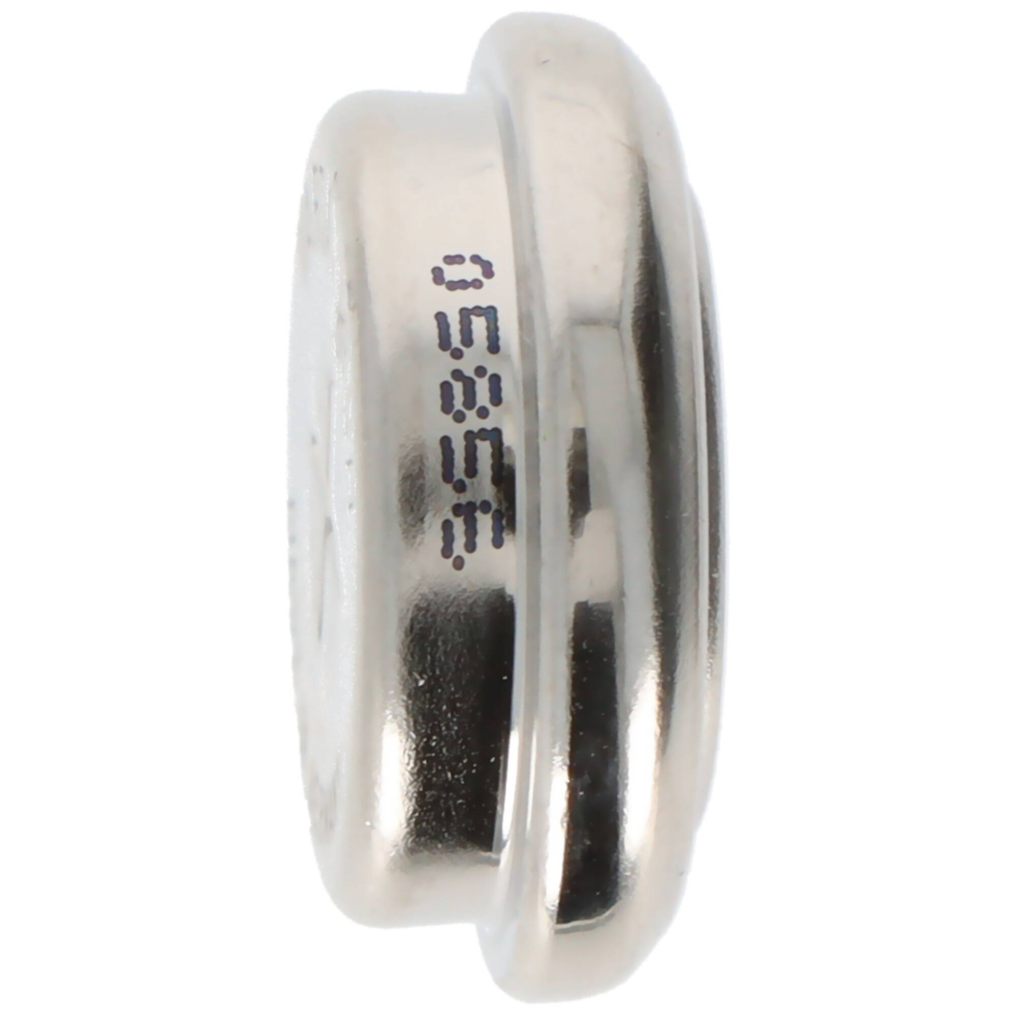 Nahaufnahme eines kleinen glänzenden Metallrings oder Distanzhalters mit gedruckten Zahlen auf seiner Seite, isoliert auf weißem Hintergrund.