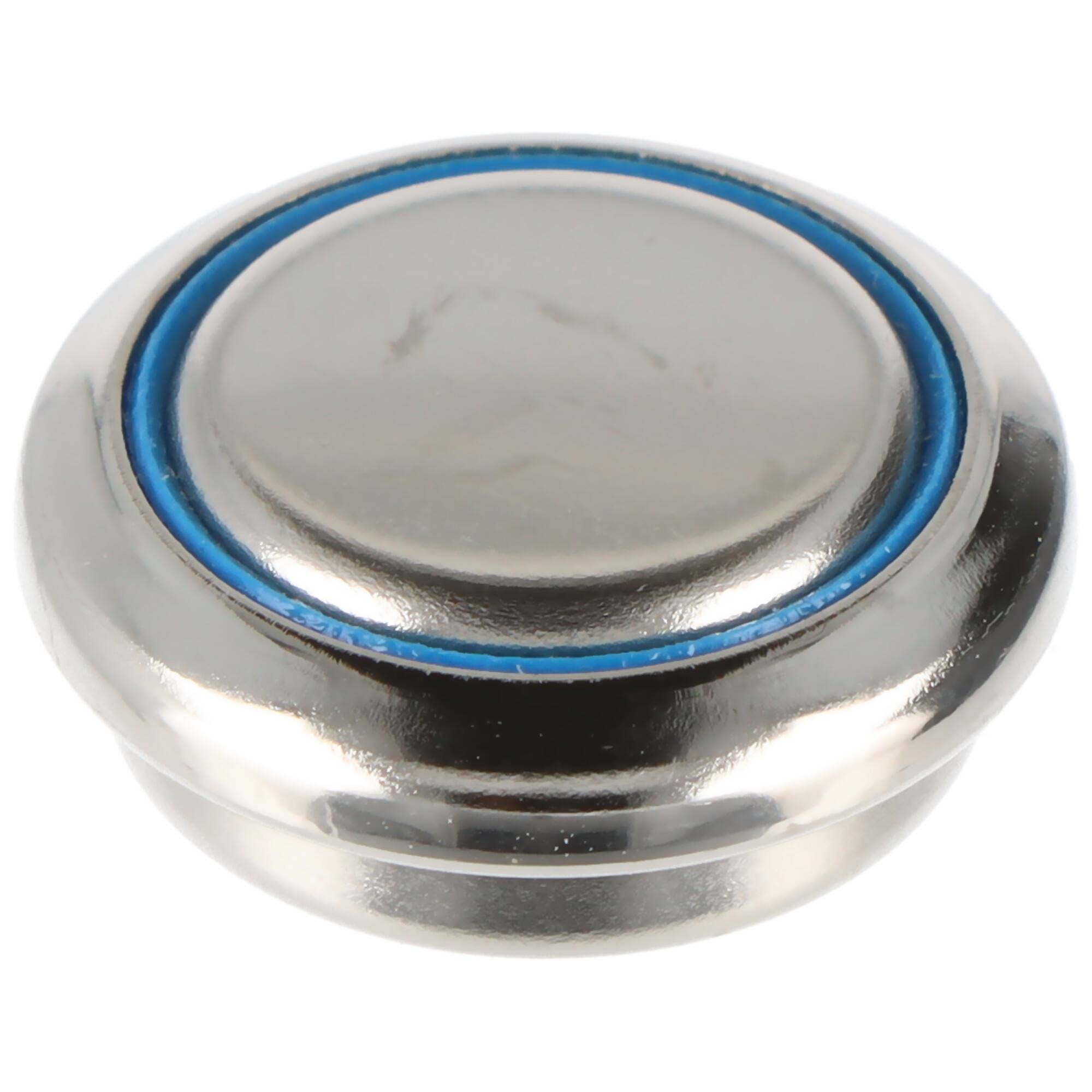 Nahaufnahme einer runden silbernen Knopfzellbatterie aus Metall mit einem blauen isolierenden Ring.