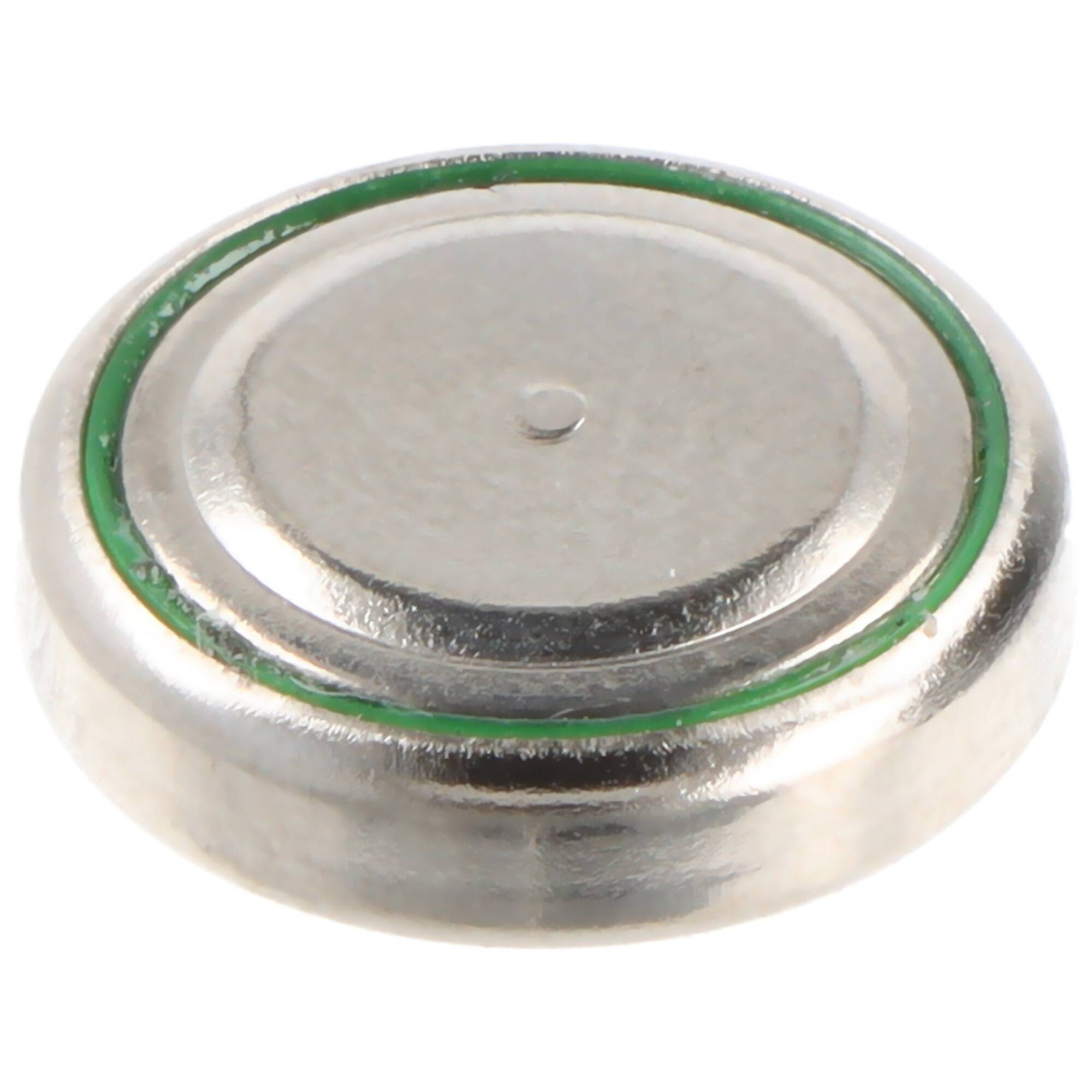Kleine, runde Silber-Knopfzellenbatterie mit einem grünen isolierenden Ring um die Kante.