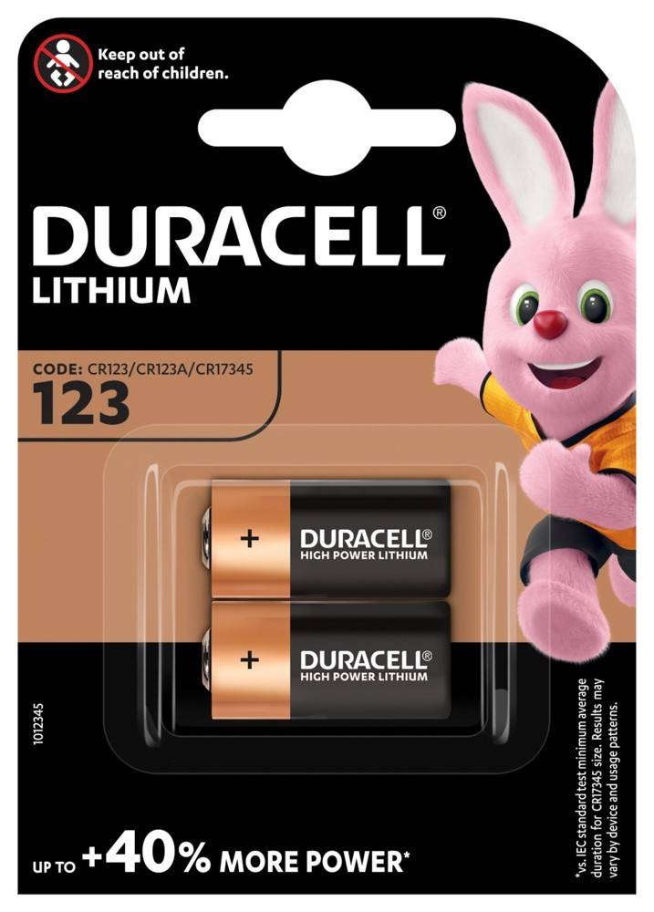 Packung mit zwei Duracell-Lithium-123-Batterien. Auf der rechten Seite befindet sich ein Maskottchen in Form eines pinken Hasen.