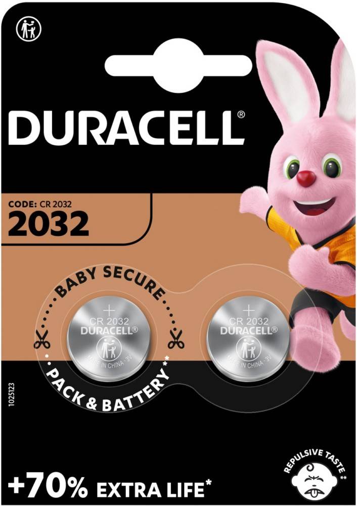 Duracell-Packung mit zwei CR2032-Batterien, gekennzeichnet als 'Baby Secure'. Ein rosa Häschenmaskottchen ist auf der rechten Seite sichtbar.