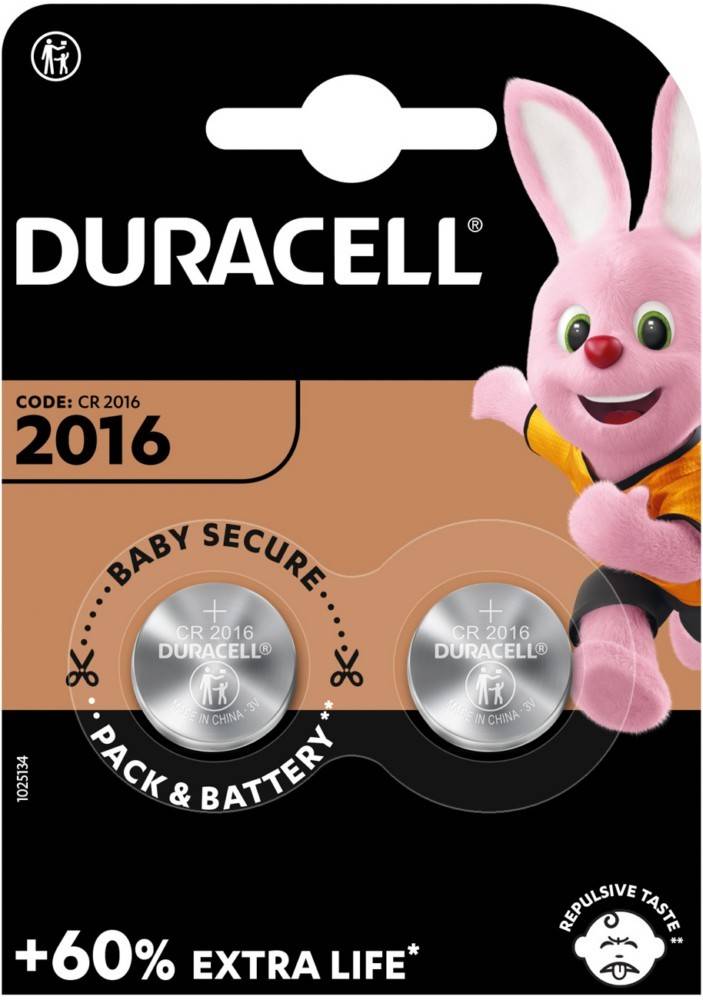 Zwei 'Duracell' CR2016 Batterien in Verpackung, mit einem rosa Hasen als Maskottchen. Text lautet: 'Baby Secure Pack & Battery.
