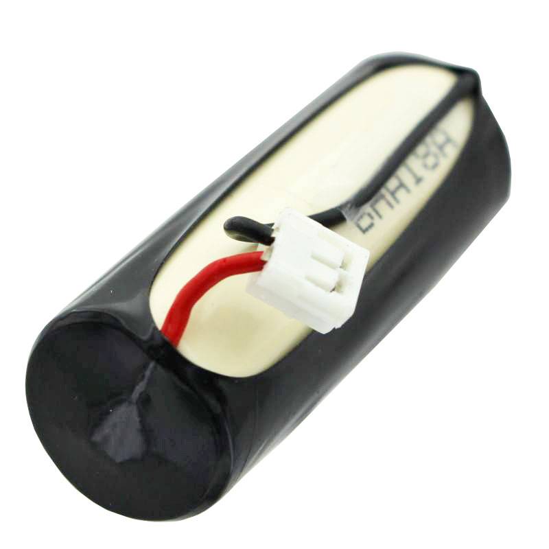 Schwarzes zylindrisches Batteriepaket mit roten und schwarzen Drähten, die in einem weißen Stecker enden