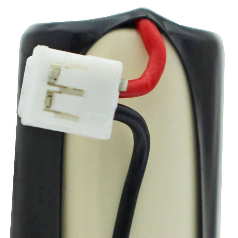 Nahaufnahme eines kleinen wiederaufladbaren Batteriepakets mit einem weißen zweipoligen Stecker und angeschlossenen roten und schwarzen Drähten.