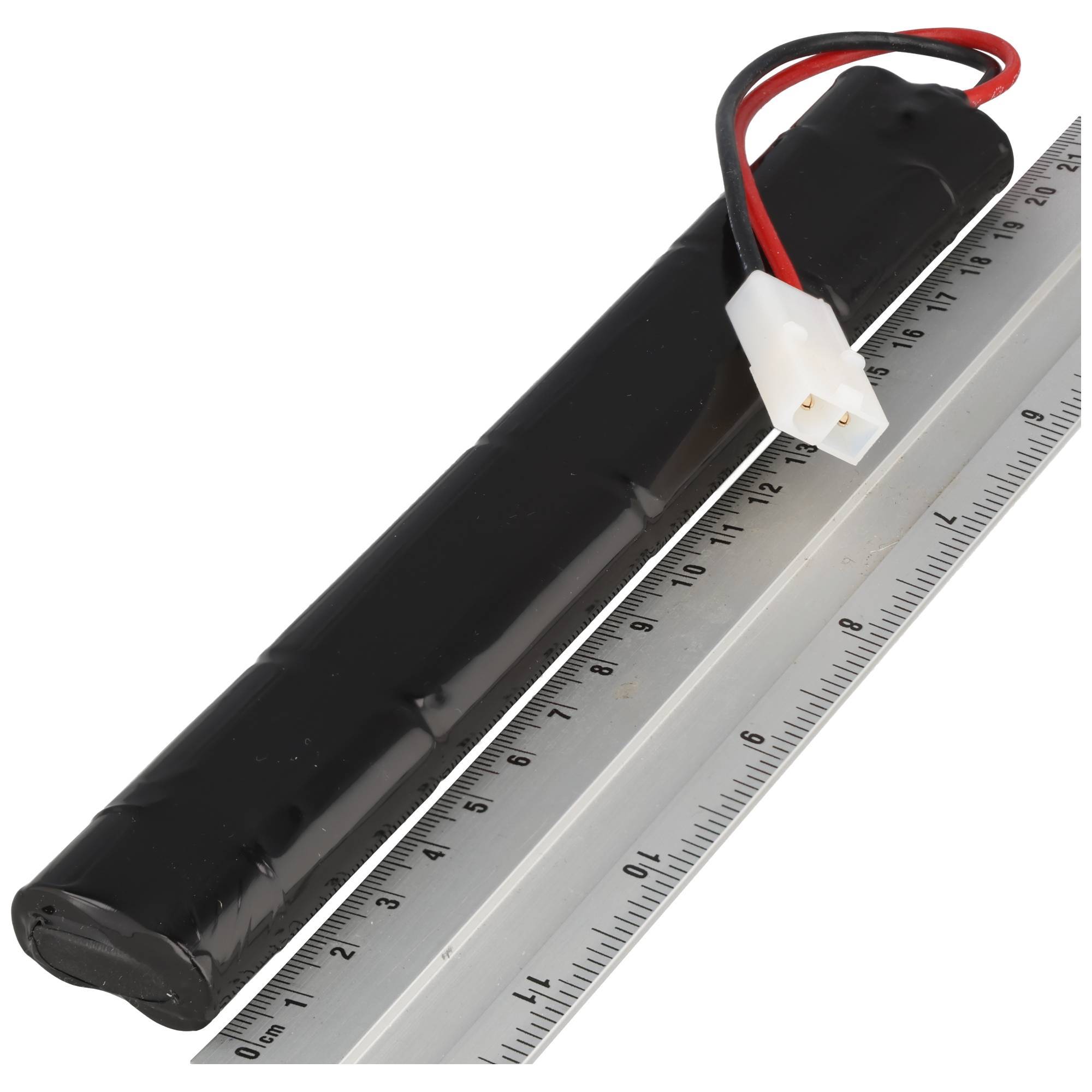 Schwarzes zylindrisches Batteriepak mit roten und schwarzen Drähten neben einem Lineal, das seine Länge und Größe zeigt.