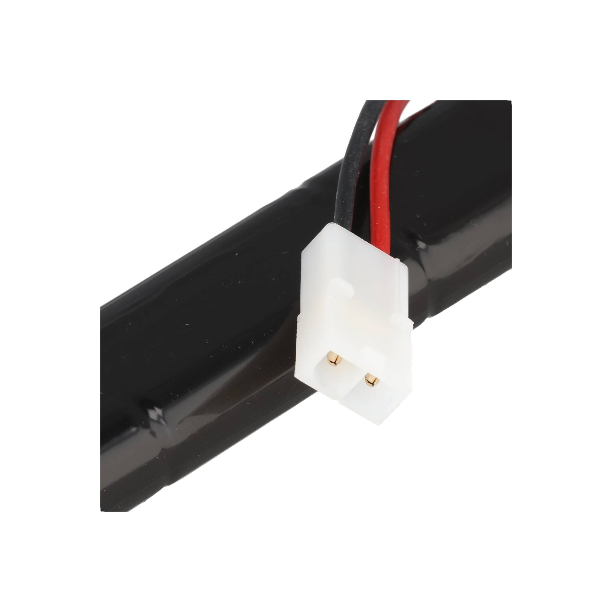 Nahaufnahme eines schwarzen Kabels mit Schrumpfschlauch, umwickelt mit einem weißen zweipoligen Stecker und roten und schwarzen Drähten.