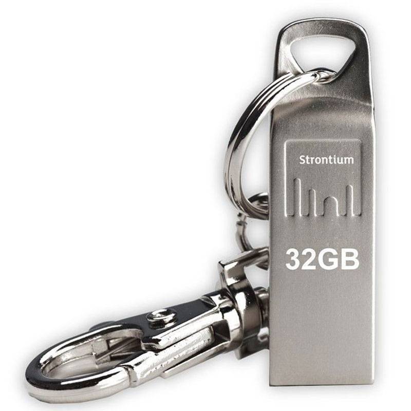 Silberner 32-GB-USB-Stick von Strontium mit befestigtem Schlüsselanhänger-Clip auf weißem Hintergrund.