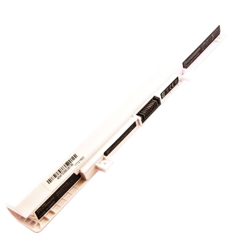 Ein Laptop-Akku mit weißem Gehäuse und schwarzem Streifen, mit einem Barcode und Produktetiketten auf seiner Oberfläche.