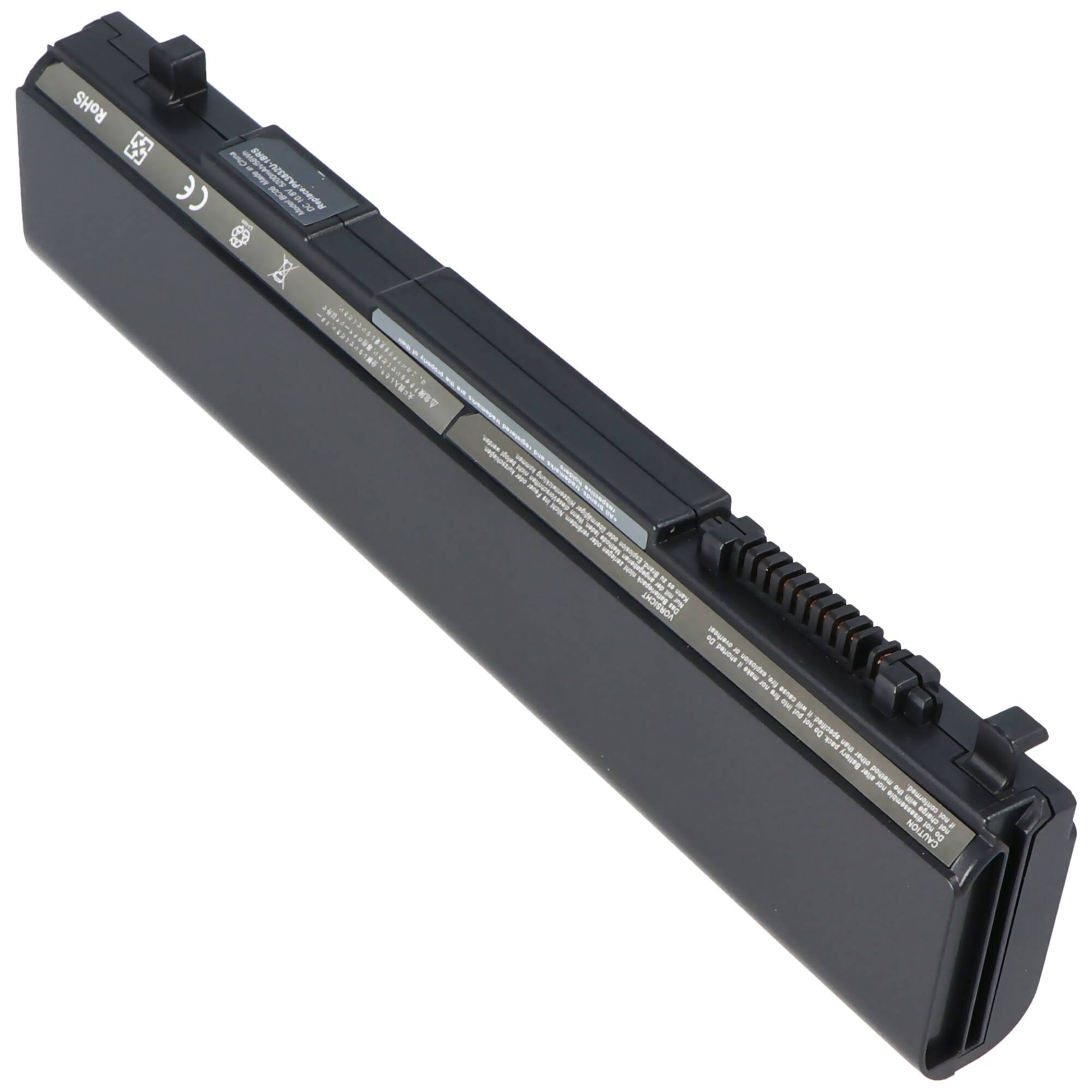 Schwarzes Laptop-Akkupack in Schrägansicht, mit sichtbarem Stecker und Verriegelung auf weißem Hintergrund.