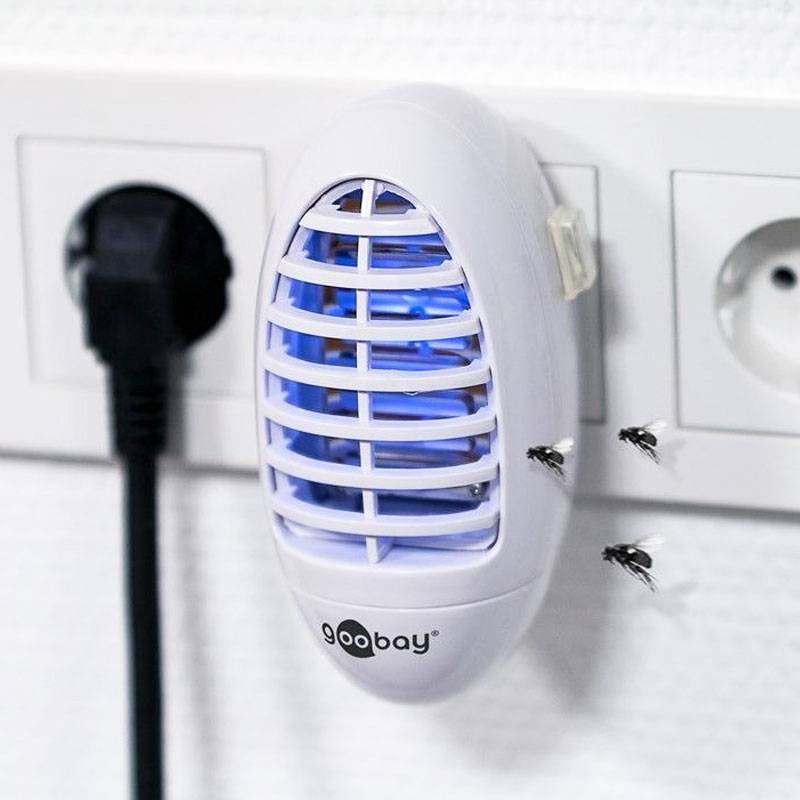 Steckdosen-Insektenfalle mit blauem Licht zum Fangen von Fliegen neben Wandsteckdosen.
