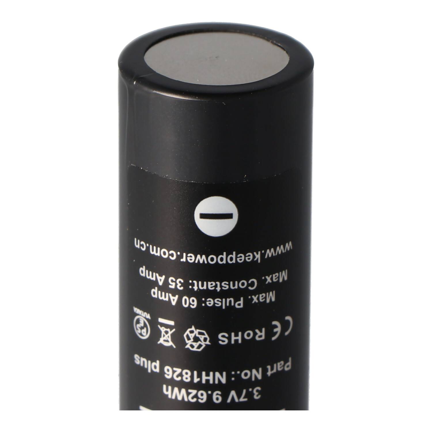Nahaufnahme einer schwarzen wiederaufladbaren Batterie, die den negativen Pol und gedruckte Spezifikationen zeigt, einschließlich 3,7V 9,62Wh, 2600mAh und Keeppower-Branding.