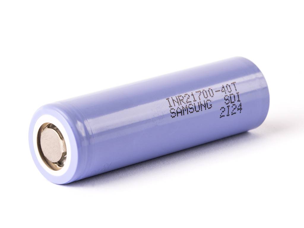 Eine violette Samsung INR21700-40T aufladbare Lithium-Ionen-Batteriezelle auf weißem Hintergrund.
