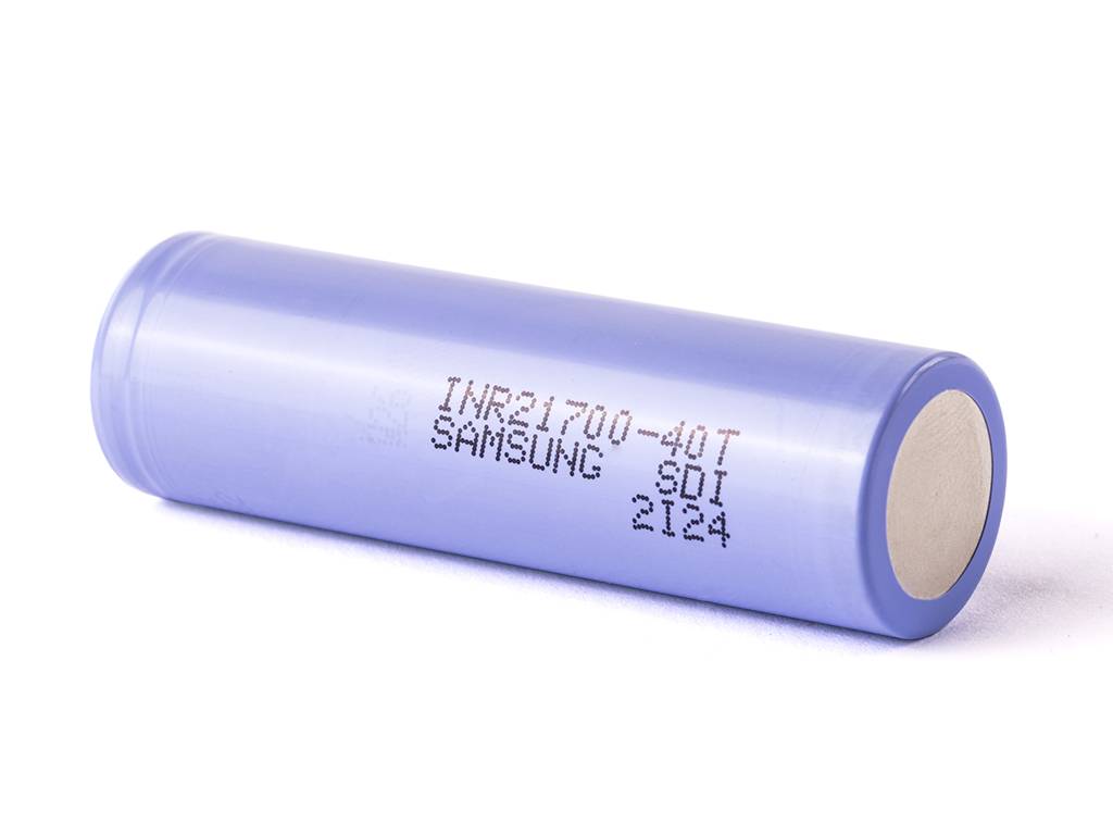 Blaue zylindrische Samsung 21700 Batteriezelle auf weißem Hintergrund gezeigt.