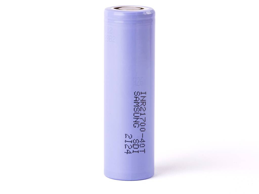 Eine violette zylindrische wiederaufladbare Batteriezelle mit bedrucktem Modelltext, isoliert auf weißem Hintergrund dargestellt.