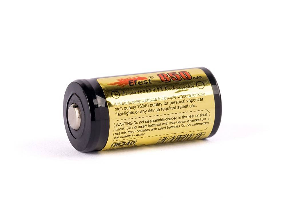 Eine gold-schwarz gestreifte 16340 wiederaufladbare Batterie liegt auf weißem Hintergrund.