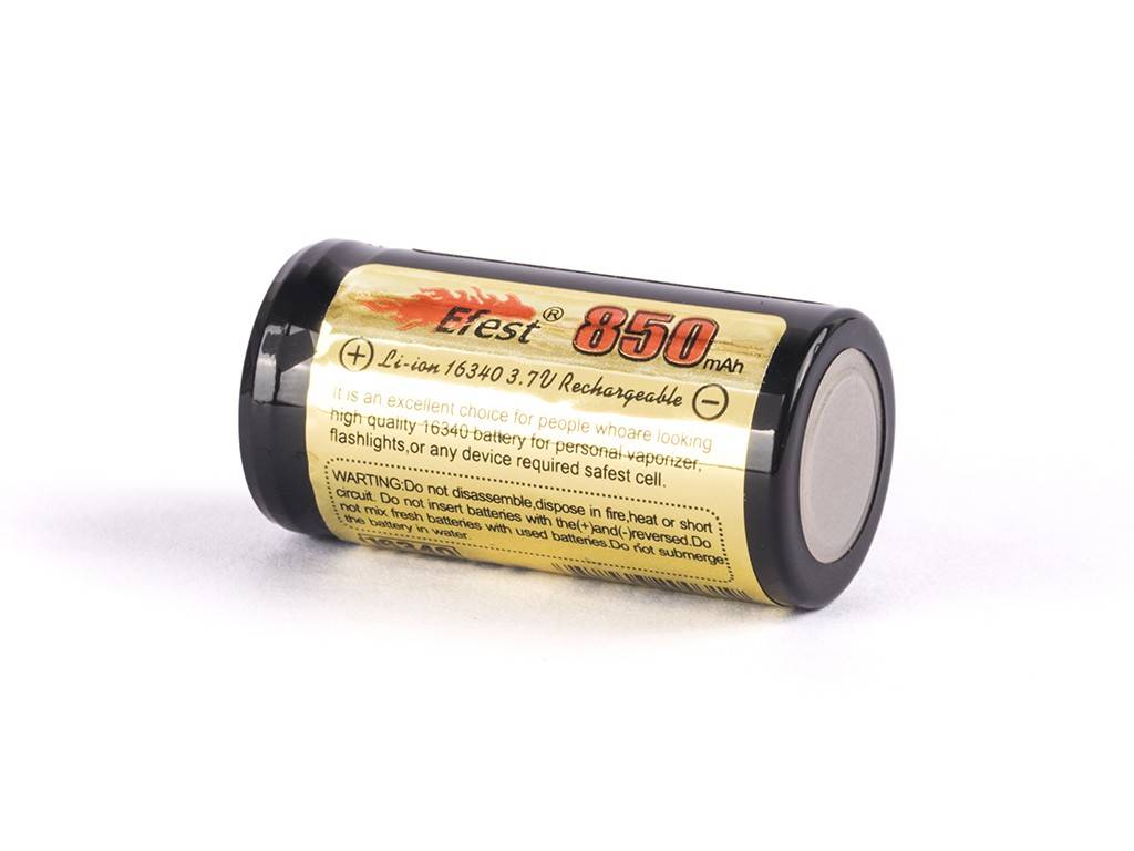 Eine zylindrische wiederaufladbare Lithium-Ionen-Batterie mit der Bezeichnung „Efest 850 mAh