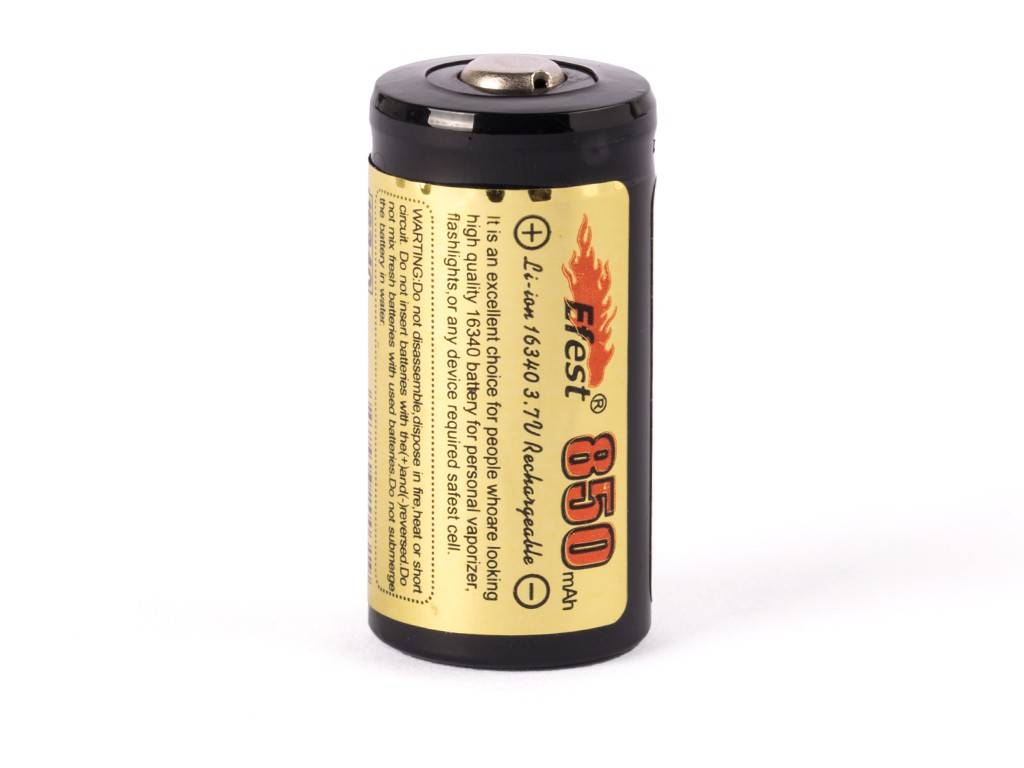 Eine schwarze zylindrische wiederaufladbare Batterie mit der Aufschrift 