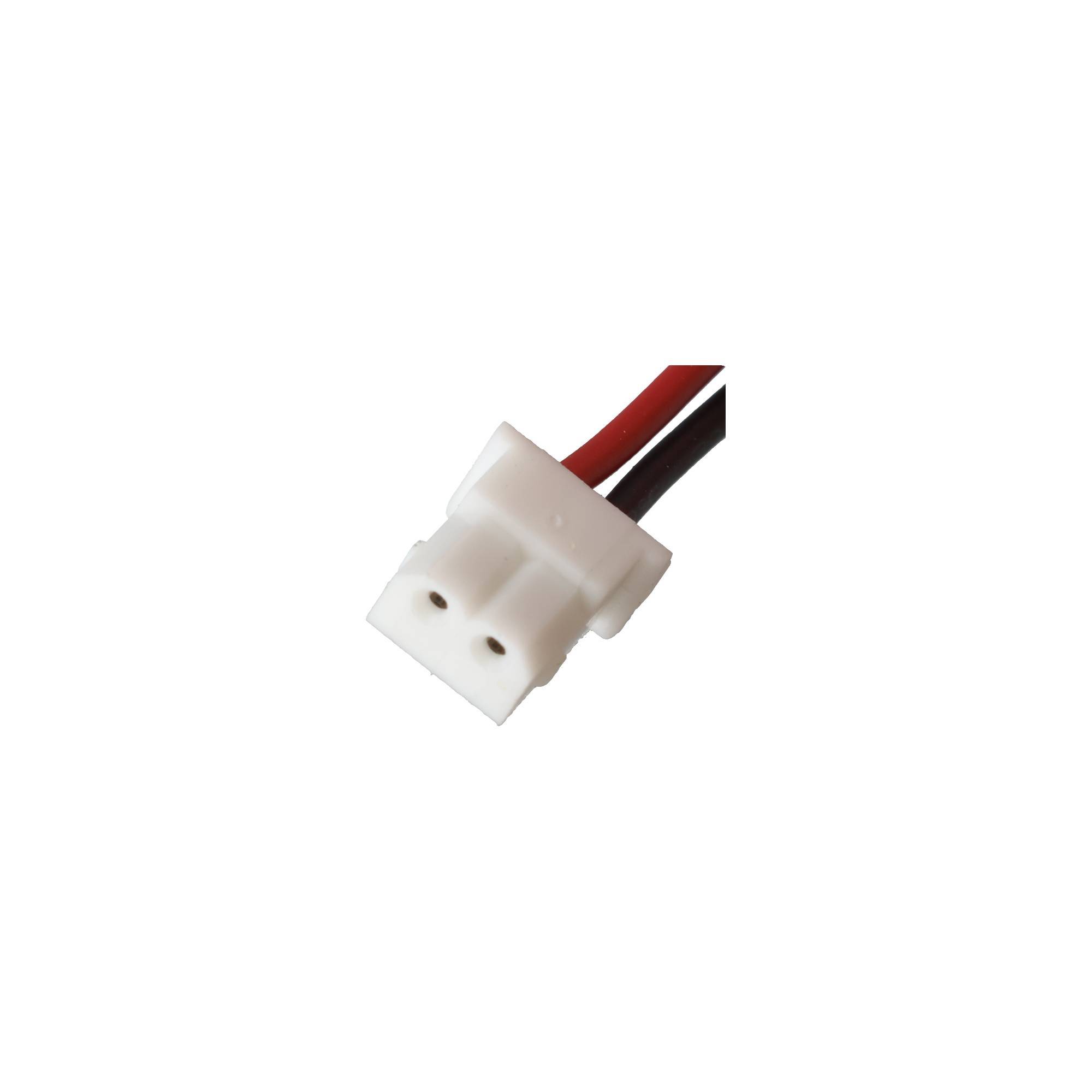 Weißer zweipoliger Elektrostecker mit roten und schwarzen Drähten auf einfachem weißem Hintergrund.