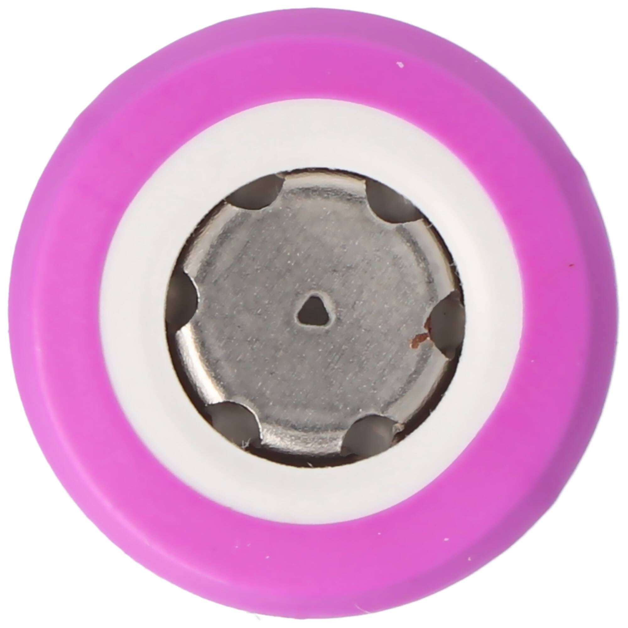 Nahaufnahme einer rosa und weißen, kreisförmigen Batteriezelle mit einem metallenen oberen Anschluss auf weißem Hintergrund.