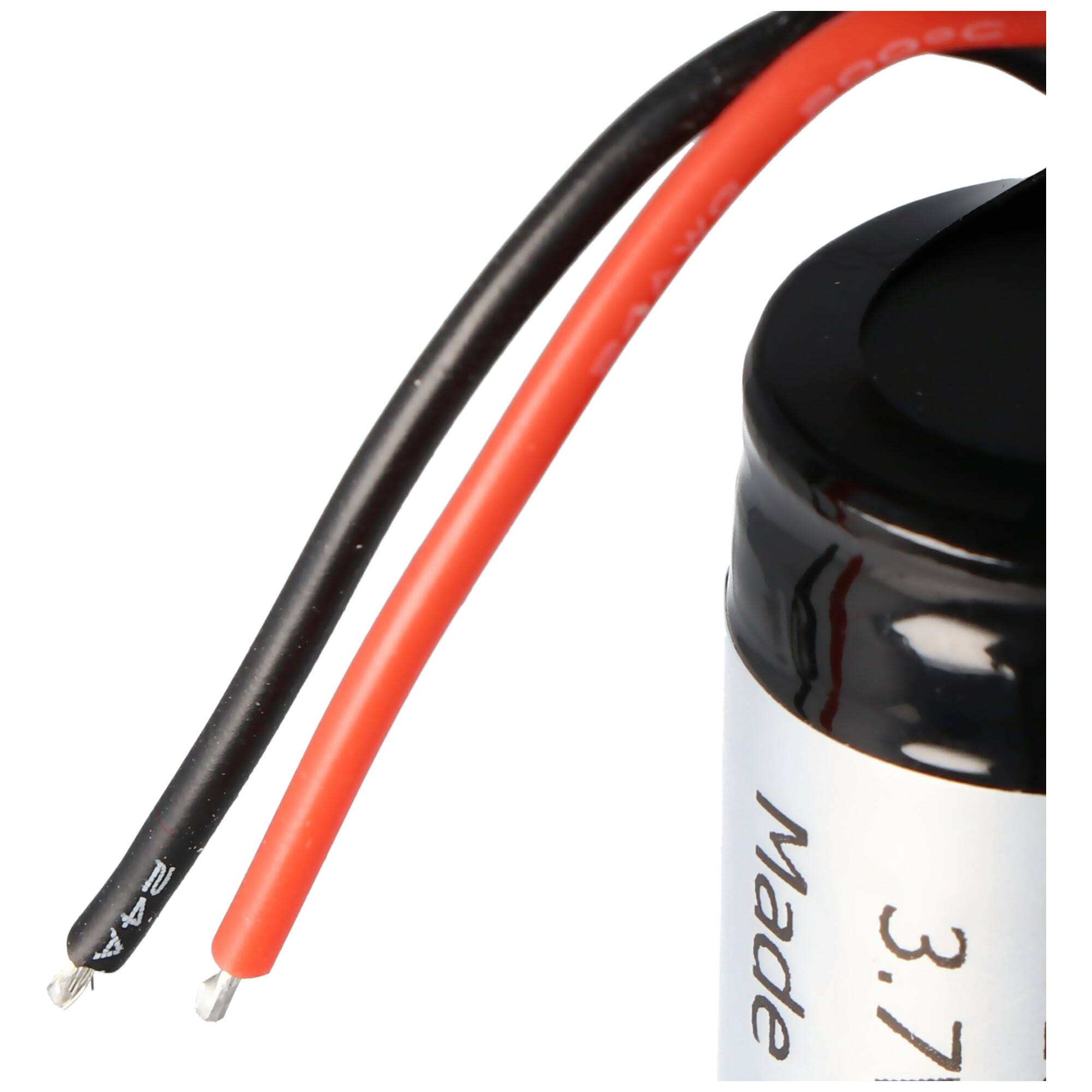 Nahaufnahme einer kleinen zylindrischen Batterie mit angeschlossenen roten und schwarzen Drähten, die ein 3,7-V-Etikett zeigt.