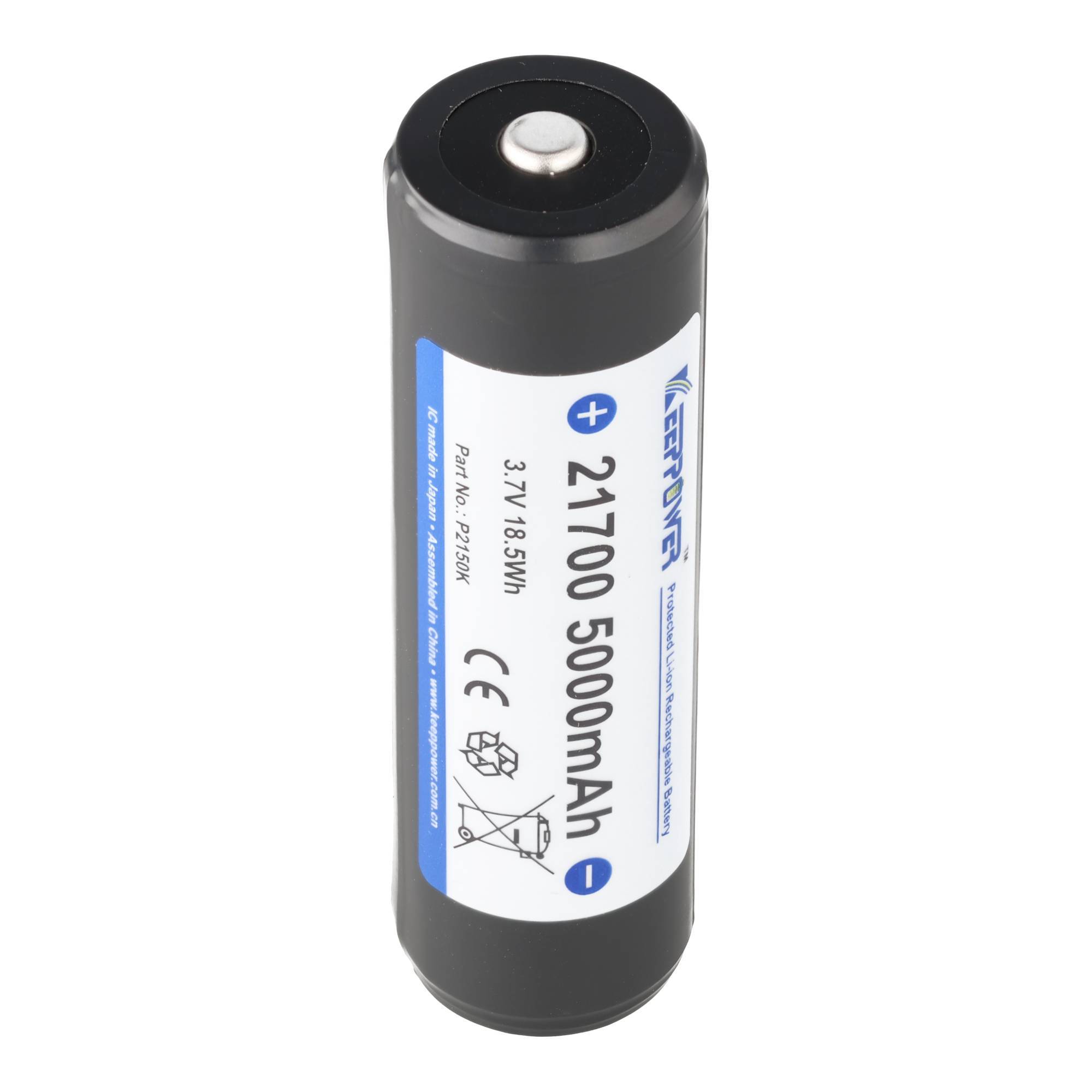 Schwarze wiederaufladbare 21700 Lithium-Ionen-Batterie mit Aufschrift 5000mAh 3,7V, aufrecht auf weißem Hintergrund gezeigt.