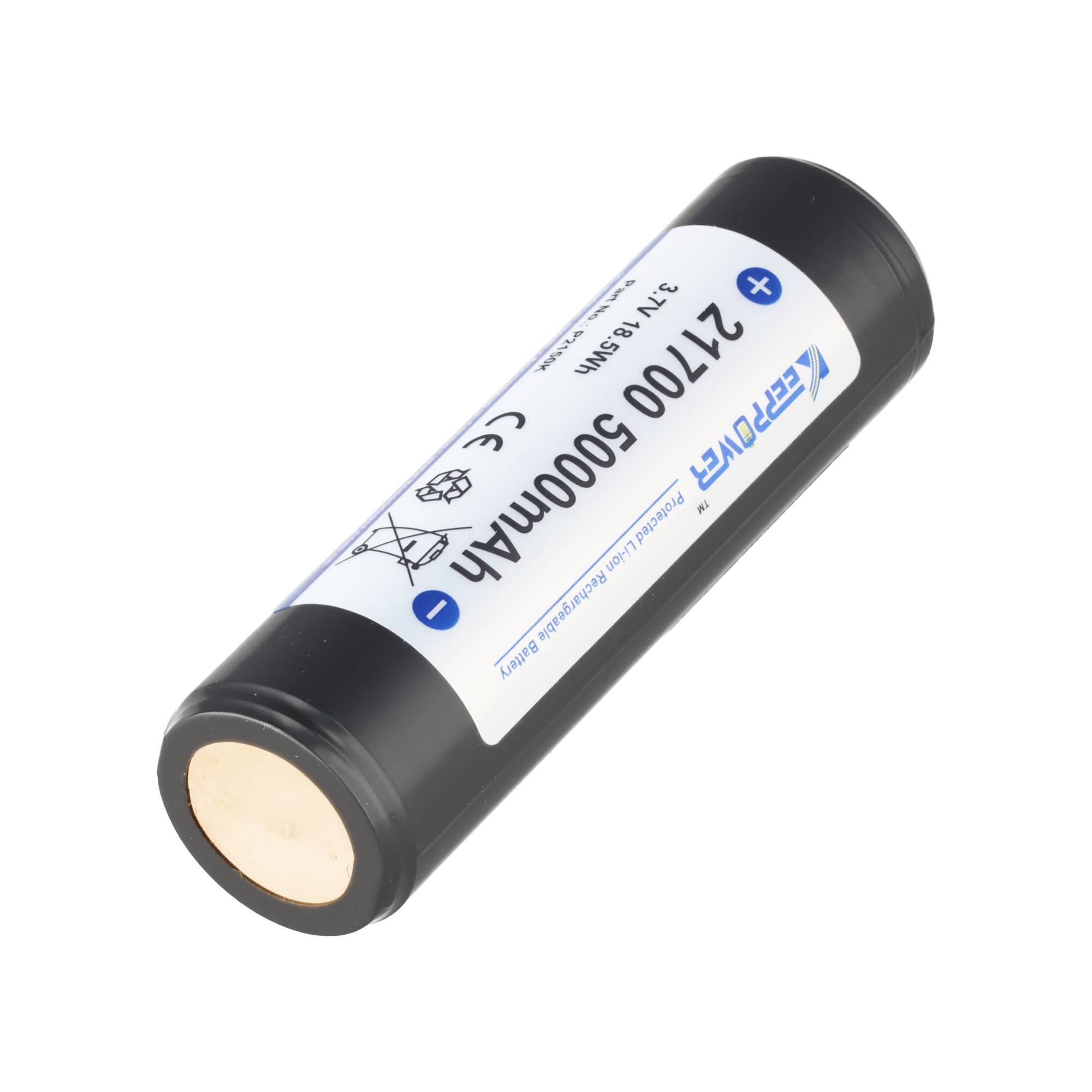 Schwarze zylindrische wiederaufladbare Batterie mit der Aufschrift „21700 5000mAh" mit sichtbaren Plus- und Minuspolen auf weißem Hintergrund