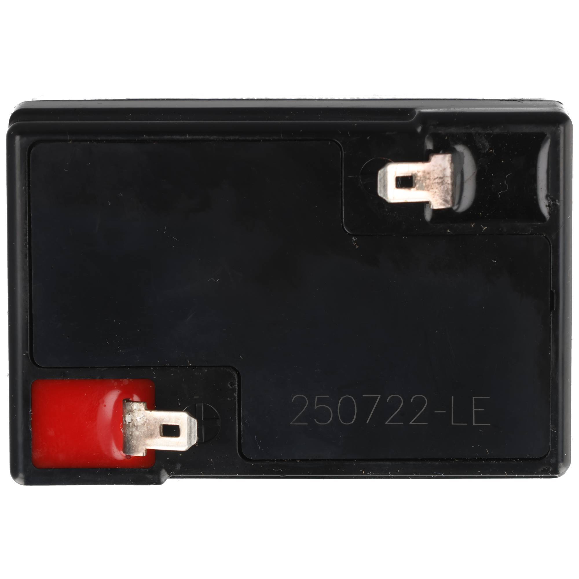 Schwarze rechteckige Batterie mit zwei Metallklemmen, eine rotgekappte Klemme unten links und eine freigelegte Klemme oben rechts.