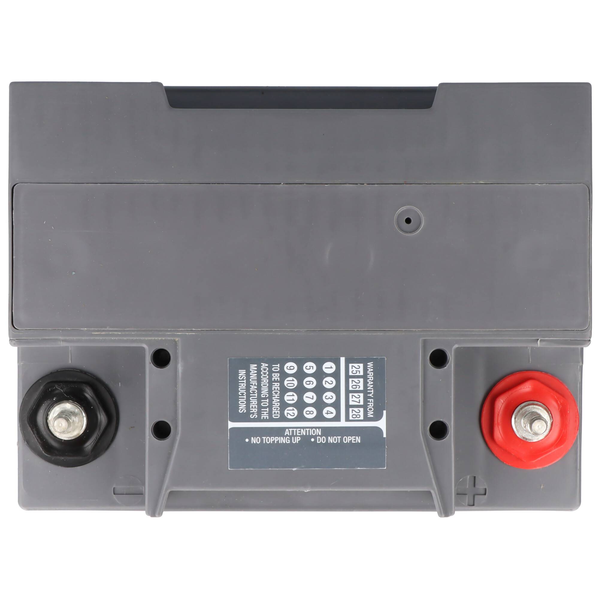Draufsicht einer grauen Autobatterie mit schwarzen und roten Anschlüssen und einem Warnschild, isoliert auf weißem Hintergrund.