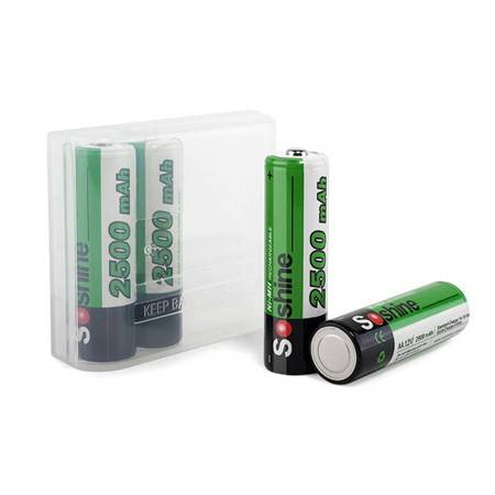 Drei grün-schwarze Soshine 2500mAh Batterien, zwei in einem durchsichtigen Kunststoffetui und eine aufrecht stehend neben einer liegend.
