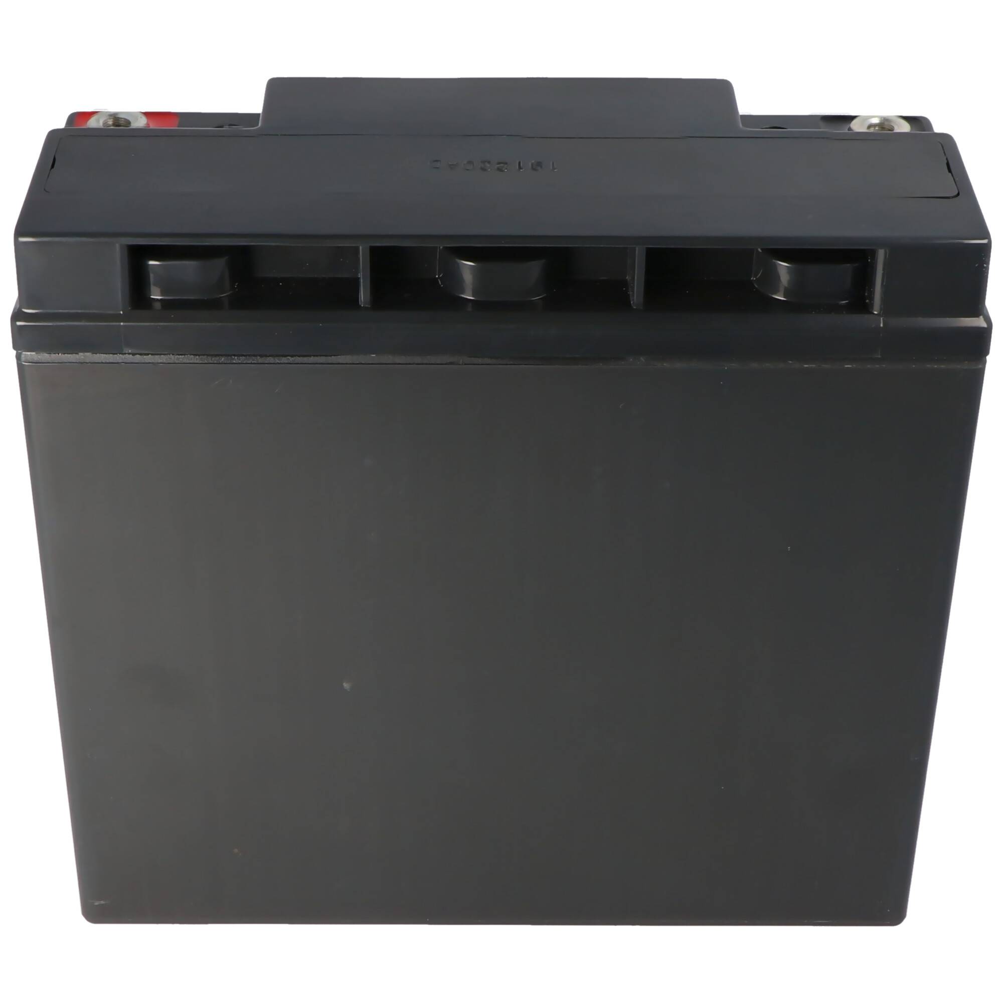 Schwarze rechteckige Autobatterie mit oberen Anschlüssen und Belüftungskappen, frontal gegen weißen Hintergrund gezeigt.