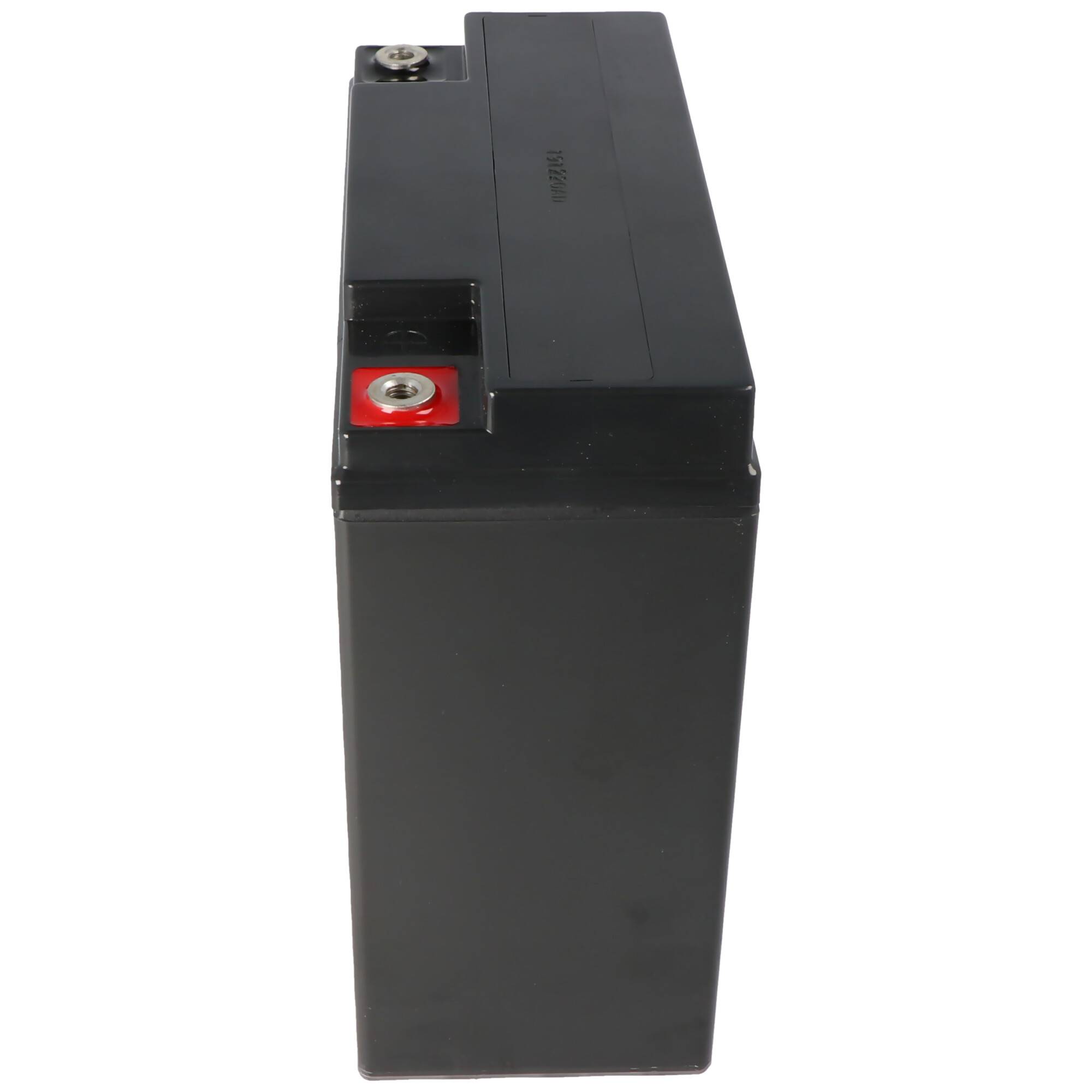 Schwarze rechteckige wiederaufladbare Batterie mit Metallklemmen oben, isoliert auf weißem Hintergrund dargestellt.