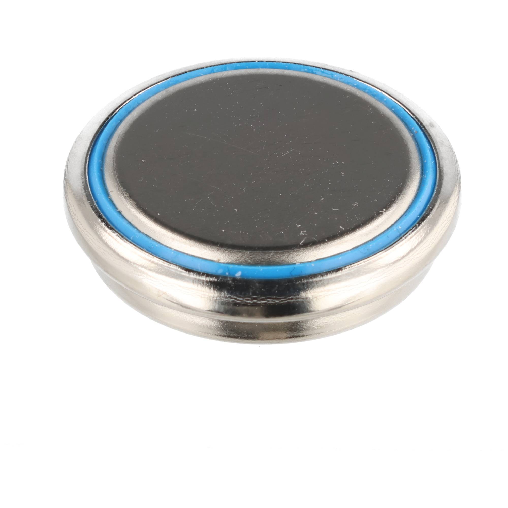 Nahaufnahme einer runden silbernen Metallknopfzellenbatterie mit schwarzer Oberseite und blauem Isolierring auf weißem Hintergrund.