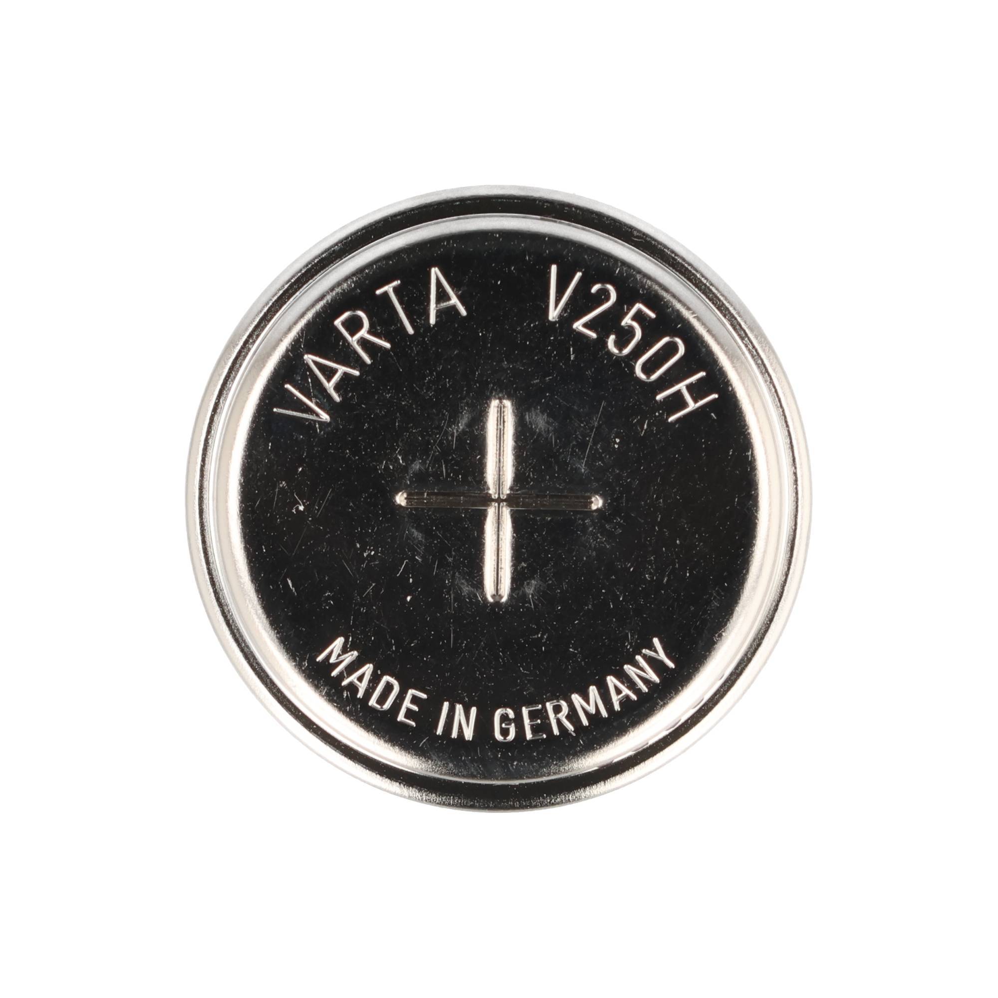 Nahaufnahme einer VARTA V250H Knopfzellenbatterie mit sichtbarem Pluspol und der Aufschrift „MADE IN GERMANY