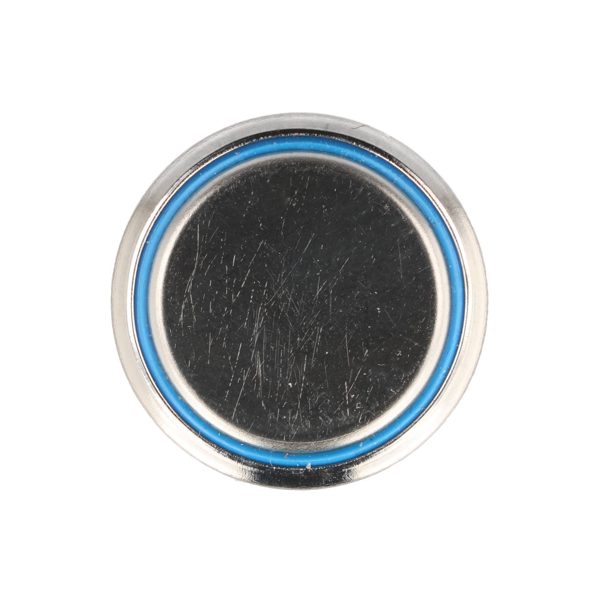 Runde Metallbatteriezelle mit zerkratztem schwarzem Deckel und blauem isolierendem Ring auf weißem Hintergrund.