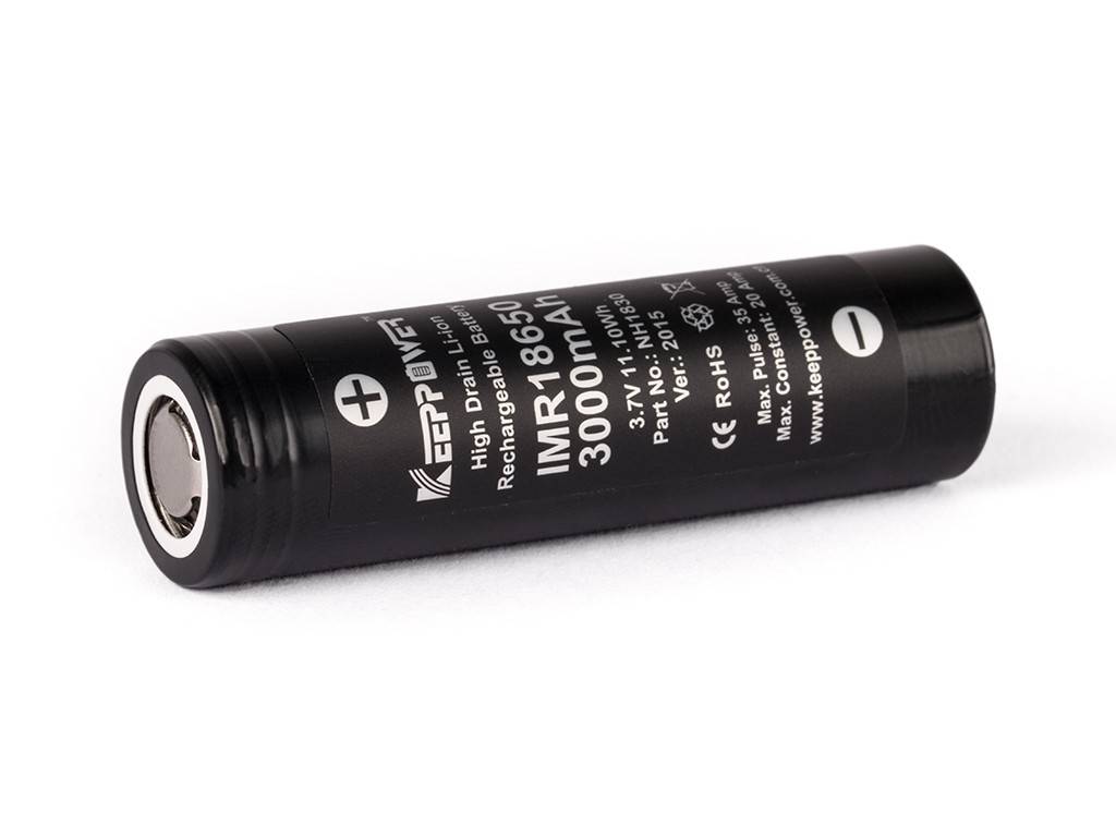 Schwarze aufladbare Lithium-Ionen-Batterie mit der Aufschrift 