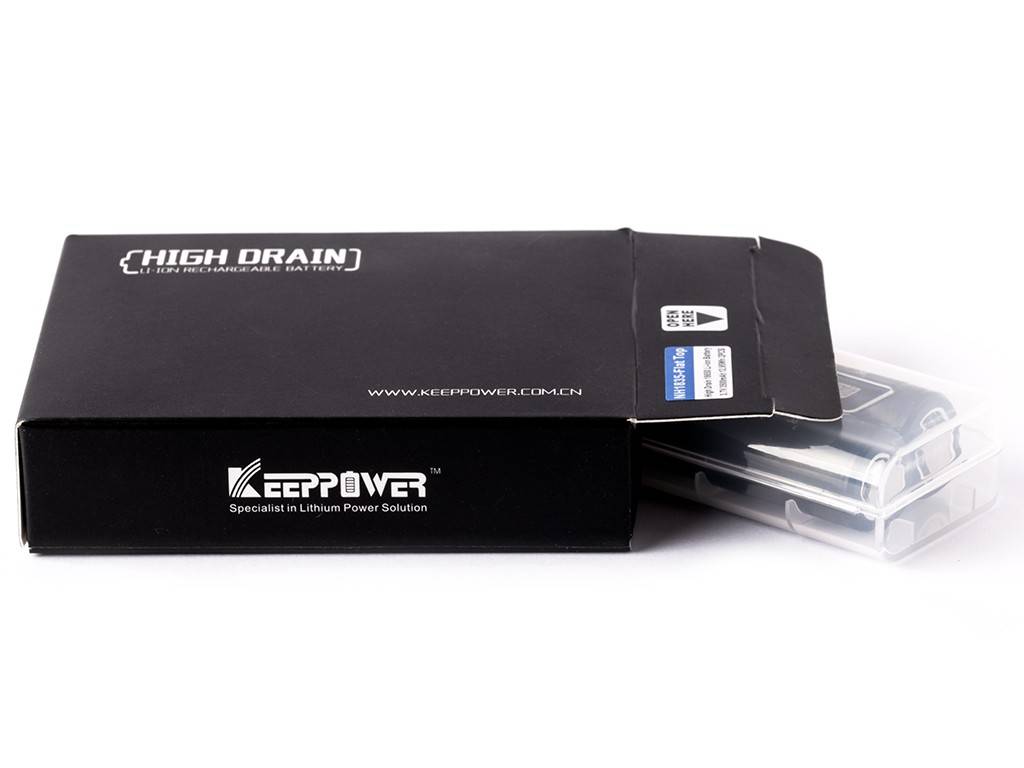 Schwarze Keeppower-Batteriebox "High Drain"" mit zwei durchsichtigen Kunststoffhüllen, die teilweise auf weißem Hintergrund herausgezogen sind.