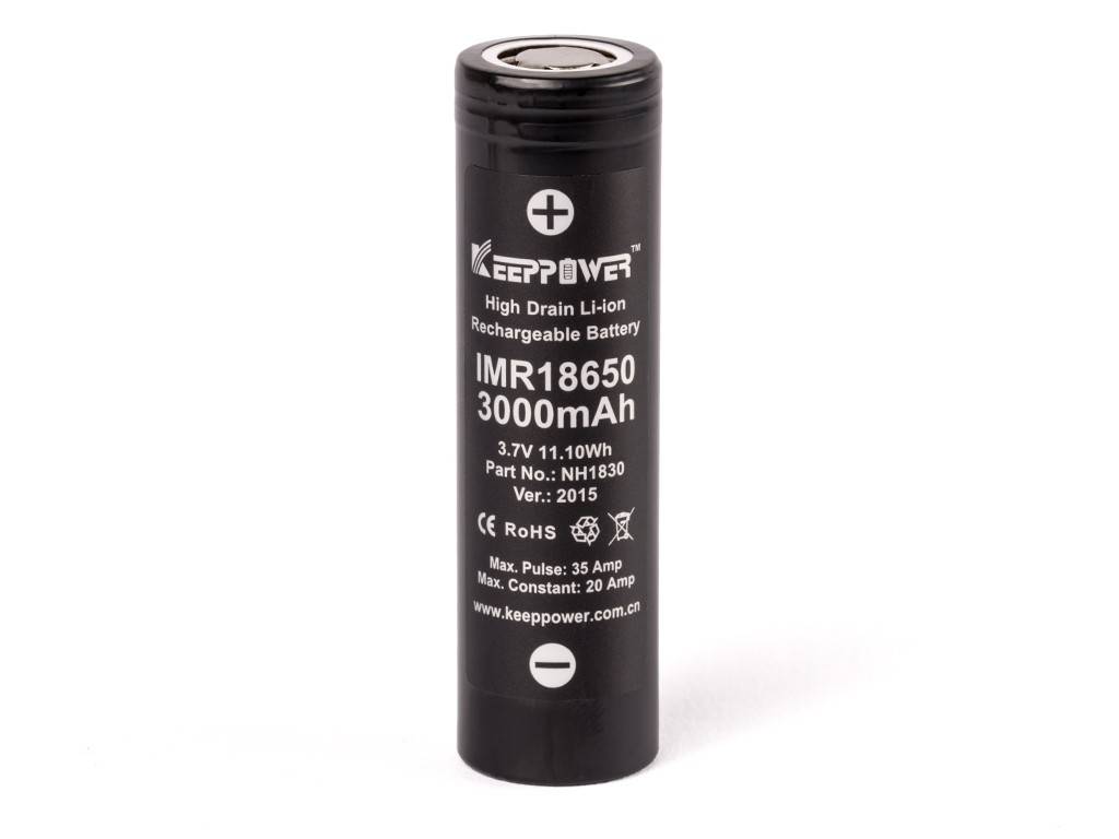 Schwarze zylindrische wiederaufladbare Lithium-Ionen-Batterie Keeppower IMR18650 mit einer Bezeichnung von 3000mAh, aufrecht auf weißem Hintergrund dargestellt.