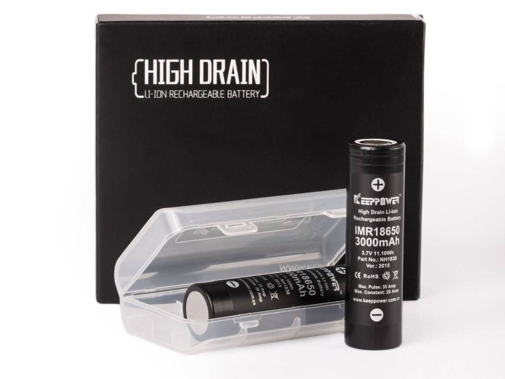 Hochleistungs-Li-Ionen-Akku-Verpackung mit zwei 18650-Batterien in einem transparenten Kunststoffgehäuse, eine aufrecht stehend und eine liegend.
