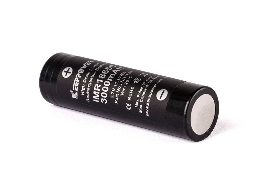 Schwarze zylindrische 18650 wiederaufladbare Lithium-Ionen-Batterie auf weißem Hintergrund, beschriftet mit "Keeppower"" und ""3000mAh"".