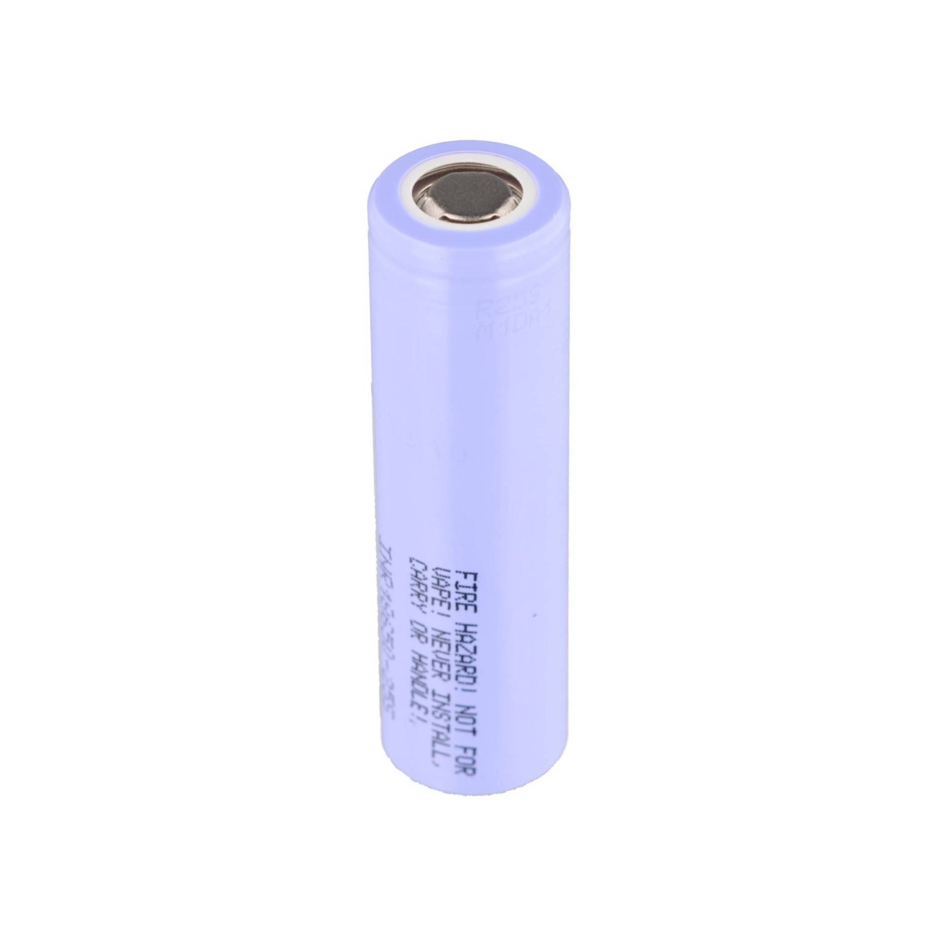 Violette zylindrische wiederaufladbare Batteriezelle, aufrecht auf weißem Hintergrund dargestellt.