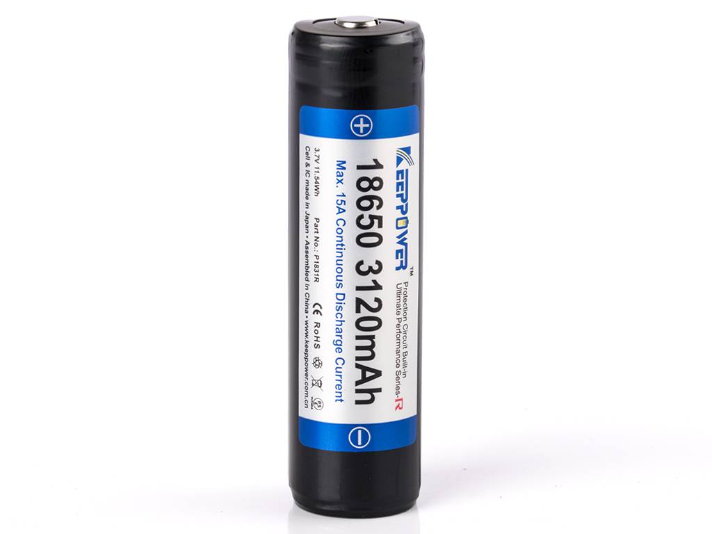 Schwarze aufrecht stehende 18650 wiederaufladbare Lithium-Ionen-Batterie, beschriftet mit 3120mAh und 3,7V mit '+' und '-' Polaritätsmarkierungen.