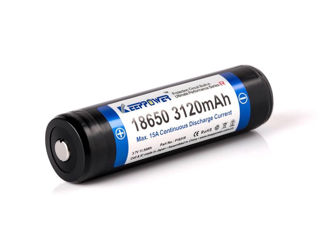 Schwarze 18650 wiederaufladbare Lithium-Ionen-Batterie mit Beschriftung 3120mAh und 15A Dauerauslassstrom, auf weißem Hintergrund dargestellt.